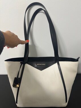 Michael Kors White and Black Leather Tote. Zipper is broken otherwise beautiful